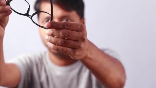 Indyjski Mężczyzna Pokazuje Czarne Okulary Dłoni Białym Tle — Wideo stockowe