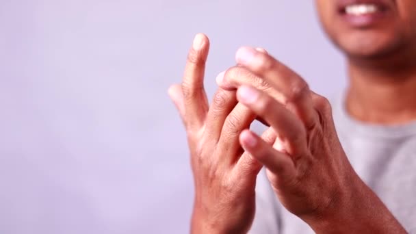 Homem Indiano Que Sofre Dor Nos Dedos Mostrando Expressão Dolorosa — Vídeo de Stock