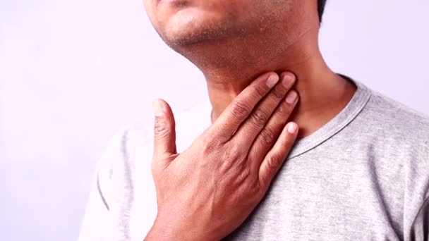 白い背景に痛みを伴う表情を示す喉を抱えているインド人男性 — ストック動画
