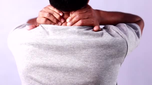 白い背景に痛みを伴う表現を示す痛みのために首を保持するインド人男性 — ストック動画