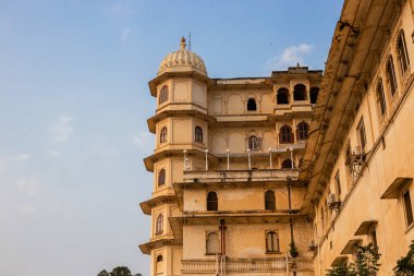 Udaipur, Rajasthan, Hindistan - 3 Kasım 2023: Mavi gökyüzündeki Udaipur şehir sarayı manzarası