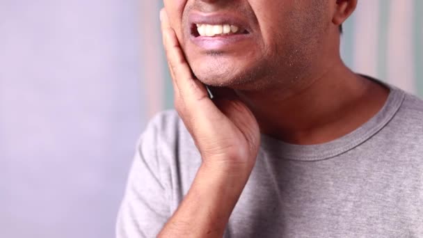 Ein Indischer Mann Mit Zahnproblemen Zeigt Schmerzhaften Ausdruck Auf Weißem — Stockvideo