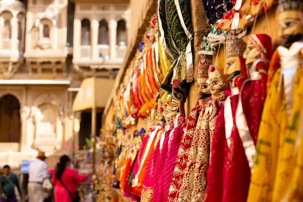 Hindistan 'ın renkli el yapımı kuklaları Jaisalmer, Rajasthan' da bir sokak kenarı dükkanında satılıyor.