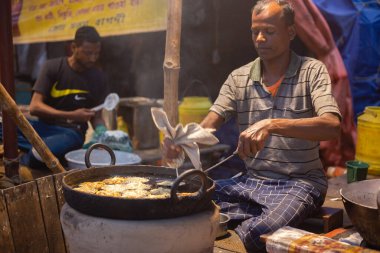 Birbhum, Batı Bengal, Hindistan - 26 Şubat 2024: Bir Hint esnaf mela 'da veya kırsal panayırda jalebi yağında kızartıyorlar