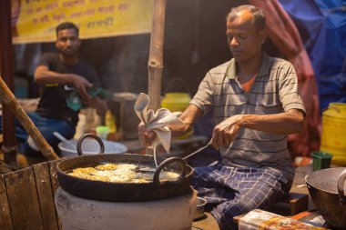Birbhum, Batı Bengal, Hindistan - 26 Şubat 2024: Bir Hint esnaf mela 'da veya kırsal panayırda jalebi yağında kızartıyorlar