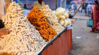 Bir Hint kırsal fuarında satılığa çıkarılmış yerel tatlı atıştırmalıklar.