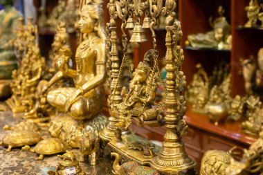 Lord Ganesha 'nın pirinç heykeli ve diğer heykeller bir Hint pazarında satılıyor.