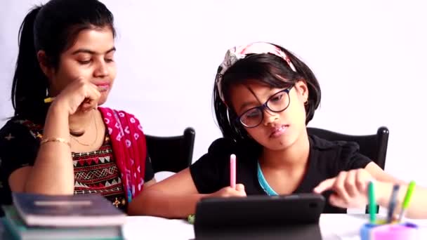 Indická Dívka Student Studuje Tabletem Kromě Své Matky Bílém Pozadí — Stock video