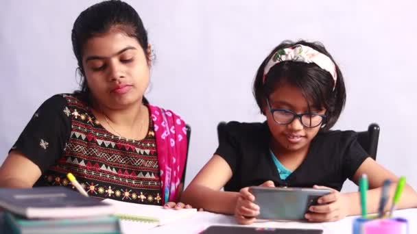 Une Étudiante Indienne Fait Gronder Par Mère Enseignante Tout Étudiant — Video