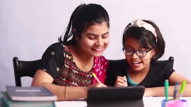 Hintli Bir Kız Öğrenci Annesinin Yanında Tabletle Çalışıyor Öğretmen Özel — Stok video