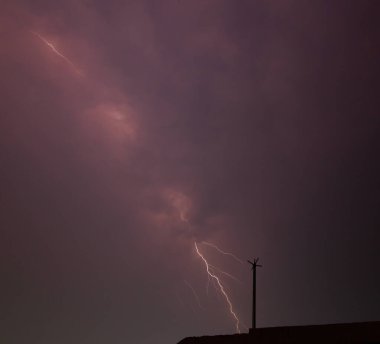 Fırtınalı bir havada büyük bir gök gürültüsü ve şimşekle gece gökyüzü manzarası