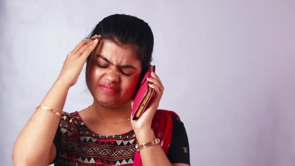 Hezký Mladý Indický Žena Pomocí Telefonu Dlouhou Dobu Bolestí Hlavy — Stock video
