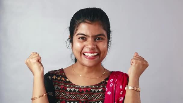 Μια Όμορφη Νεαρή Ινδή Ενθουσιασμένη Την Ευτυχία Και Χαμογελώντας Λευκό — Αρχείο Βίντεο