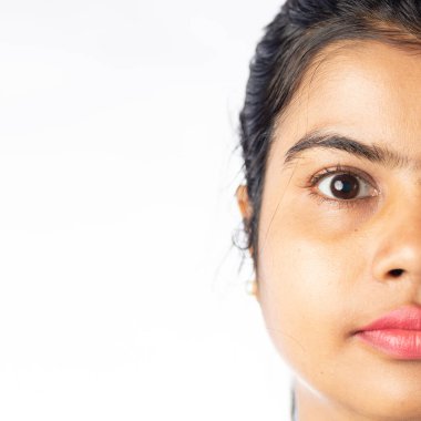 Gözleri beyaz arka planda açık güzel bir Hintli kadının yüzünü kapat.