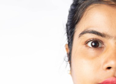 Gözleri beyaz arka planda açık güzel bir Hintli kadının yüzünü kapat.