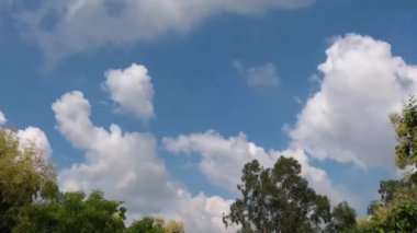 Açık mavi gökyüzündeki bulutlar gibi hareket eden beyaz pamuğun zaman akışı