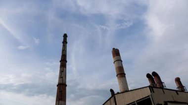 Enerji santralinin bacalarında hareket eden bulutların hızlanması
