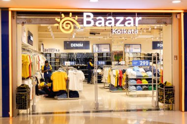 Howrah, Batı Bengal, Hindistan - 21 Nisan 2024: Gece bir Baazar Kolkata galerisinin önü