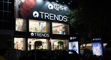Suri, Batı Bengal, Hindistan - 9 Nisan 2024: Reliance Trends alışveriş merkezinin dışarıdan gece görünümü