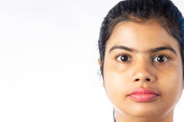 Gözleri beyaz arka planda açık güzel bir Hintli kadının yüzünü kapat.