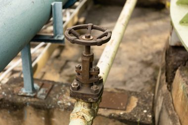 Boru hattındaki izole metal vananın yakın görüntüsü