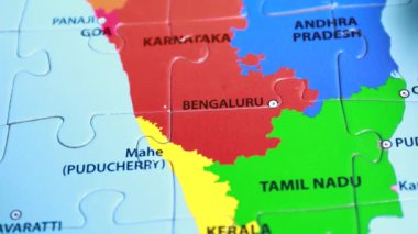 Bengaluru 'yu gösteren haritalı bir insan eli. Hindistan haritasında Karnataka' nın başkenti.