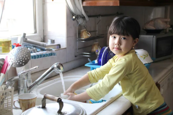 Маленькая Азиатка Моет Посуду Окна Фото — стоковое фото