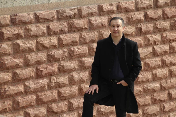 Yürüyüşe çıkmış orta yaşlı Asyalı bir adam. Fotoğraf.