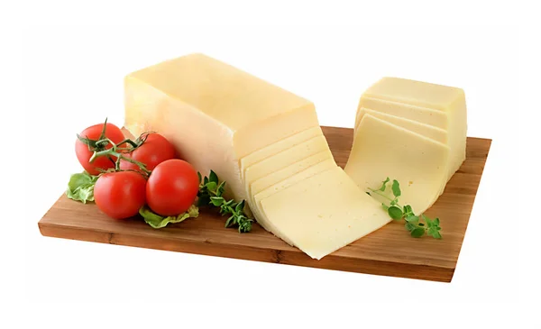 Gouda / edam peyniri ve dilimler, kesme yolu.
