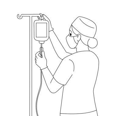 Koruyucu maskeli hemşire serum torbasını ayarlıyor. Siyah-beyaz tıp çizgisi, sağlık çalışanı üniforması içinde damar içi terapi ayarlayan bir resim..