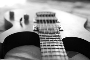 Elektro gitar makro soyut siyah beyaz, yakınlaştırma bulanıklığı