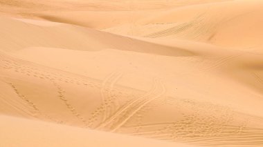 Muine kum tepecikleri Vietnam 'da çok açıktır. Kırmızı kum çölünde ayak izleri..