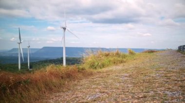 Yel değirmeni teknolojisi dönüştürücüsü rüzgardan enerjiye yenilikçi. Arkaplanda büyük yel değirmeni olan sınır dağı doğal manzara manzarası.