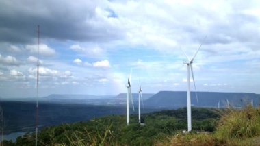 Temiz enerji yenilik dönüştürücüsü Tayland 'ın yüksek tepesinde dönen büyük yel değirmeni ile rüzgardan.