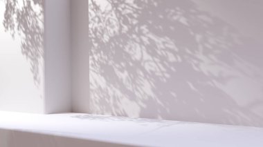Arka planda doğal ışık ve ağaç gölgesi olan 3D podyum beyazı yansıtılıyor. Ürün paketi için serbest alan arka planı.