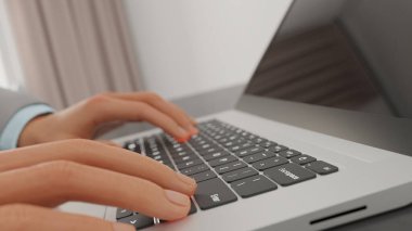 Klavye dizüstü bilgisayarında yazan 3D görüntüleme memuru odada yakın görünüm.