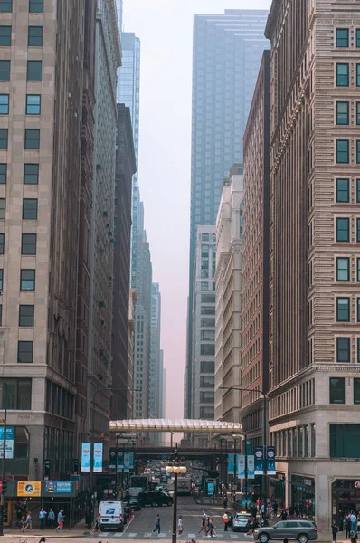 Большое Здание Движение Центре Чикаго День Загрязнения Небо Неясно — стоковое фото