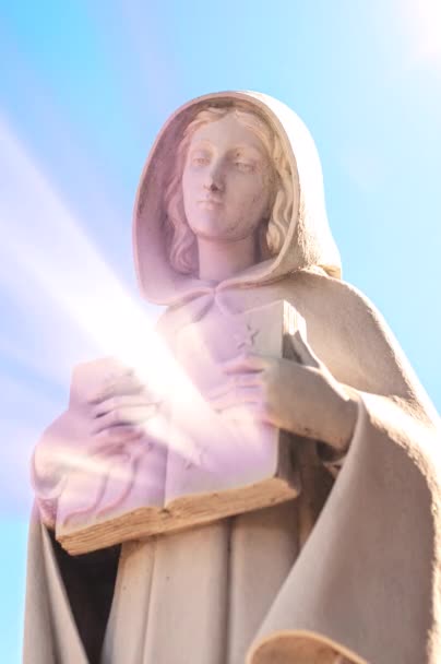 Статуя Діви Марії Відкриває Біблію Ефектом Сяйва Аури Біблії Ворота — стокове відео