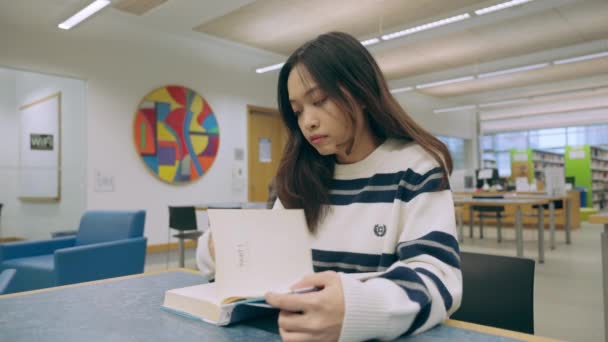 Kvinden Læser Bog Bordet Biblioteket Chicago – Stock-video