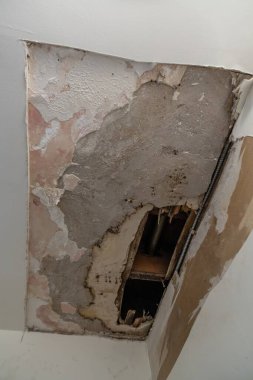 Alçı tavandaki büyük delik üst kattaki banyodaki sızıntı yüzünden olmuş..