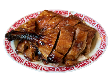 Dekoratif bir tabağa konmuş iştah açıcı ördek dilimleri, derin ve lezzetli lezzetlerle dolu popüler bir Asya yemeği sunuyor, geleneksel mutfak deneyimleri için mükemmel..