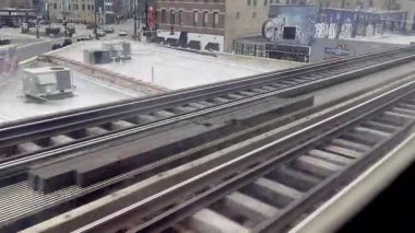 Şikago, ABD, Jan, 31,2024, şehir caddeleri ve çatıları boyunca tren raylarını yakalayan yüksek perspektifli bir perspektif. Arkaplanda bulutlu bir gökyüzünün altında binalar beliriyor, Chicago 'da kentsel yaşamı gözler önüne seriyor...