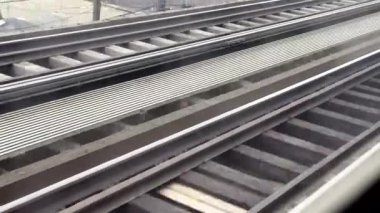 Chicago, ABD. Jan, 31,2024, bir tren iyi korunan tren rayları üzerinde hızla ilerliyor. Çevrede açık bir gökyüzü altında kentsel altyapı sergileniyor, yoğun bir şehir havası var..