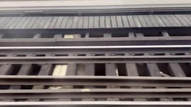 Chicago, ABD. Jan, 31,2024, bir tren iyi korunan tren rayları üzerinde hızla ilerliyor. Çevrede açık bir gökyüzü altında kentsel altyapı sergileniyor, yoğun bir şehir havası var..