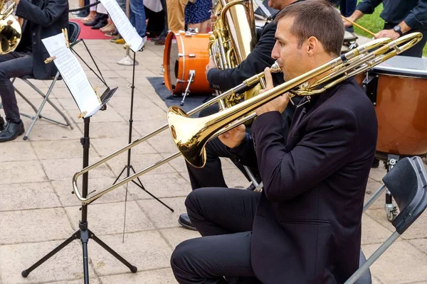Detalhe Homem Sentado Vestido Preto Tocando Trompete Com Partituras Frente — Fotografia de Stock