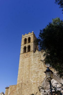 Girona, İspanya-12 Ekim 2022. Santa Maria de Blanes kilisesi 1350 ile 1410 yılları arasında inşa edilmiş bir Gotik binadır. Blanes, La Selva 'nın Katalan bölgesinde. İspanya