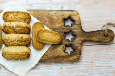 Polvoronlar ve mantekadolar, Endülüs, İspanya 'dan geleneksel Noel pastaları, ahşap arka planda, yukarıdan manzara. Boşluğu kopyala