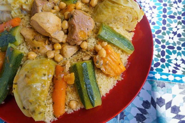 Traditioneller Marokkanischer Couscous Mit Fleisch Und Gemüse Kohl Karotten Zucchini — Stockfoto