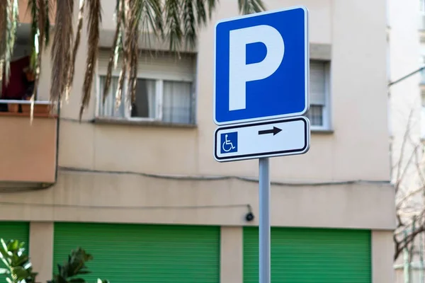 残疾人停车标志 供行动不便的人停车 停车场里的轮椅 蓝色和白色残疾人停车场 — 图库照片