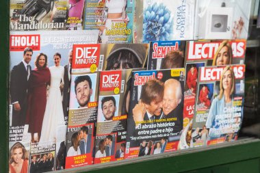 Barselona, İspanya-8 Mart 2023. Büfede dergileri olan bir dükkan penceresi. İnternetin yükselişi nedeniyle dergi ve gazetelerin ortadan kaybolması.